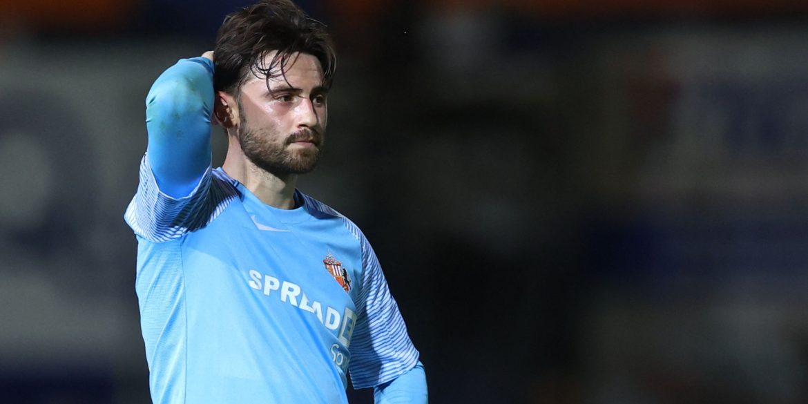 Sunderland: Mowbray must move Roberts aside for 5 ft 8 "star boy"